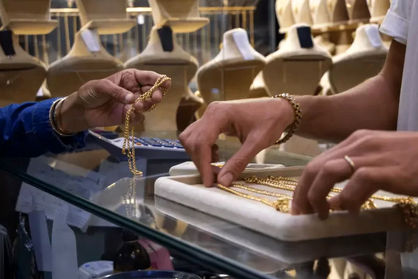 قیمت طلا و سکه امروز ۲۴ تیر ۱۴۰۲/ طلای ۱۸ عیار و سکه امامی در بازار چند معامله شد؟+ جدول قیمت‌ها