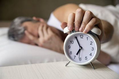 ۴ ترفند برای اینکه شب‌ها خواب بهتری داشته باشیم/ چرا در طول روز این‌قدر احساس خستگی می‌کنیم؟